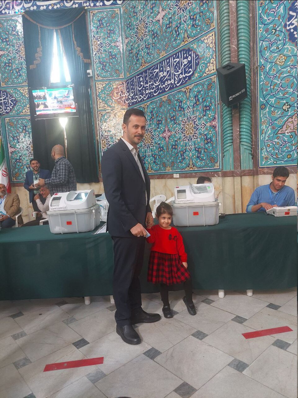 تصاویری از حضور پدر و دختری در پای صندوق رأی /عکس سردار سلیمانی در دست یک رأی دهنده /حاشیه های انتخابات دور دوم مجلس