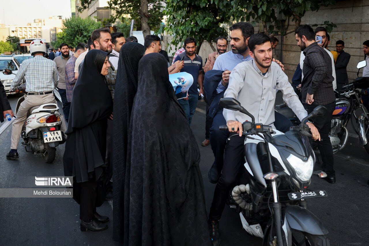 ثابتی پس از اتمام ثبت‌نام سعید جلیلی با موتور وزارت کشور را ترک کرد +عکس