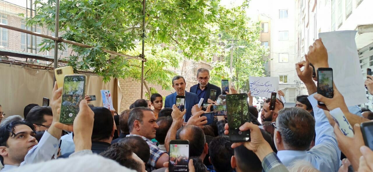 تصاویر جدید از محمود احمدی نژاد و جنجال هایش در میدان ۷۲ نارمک