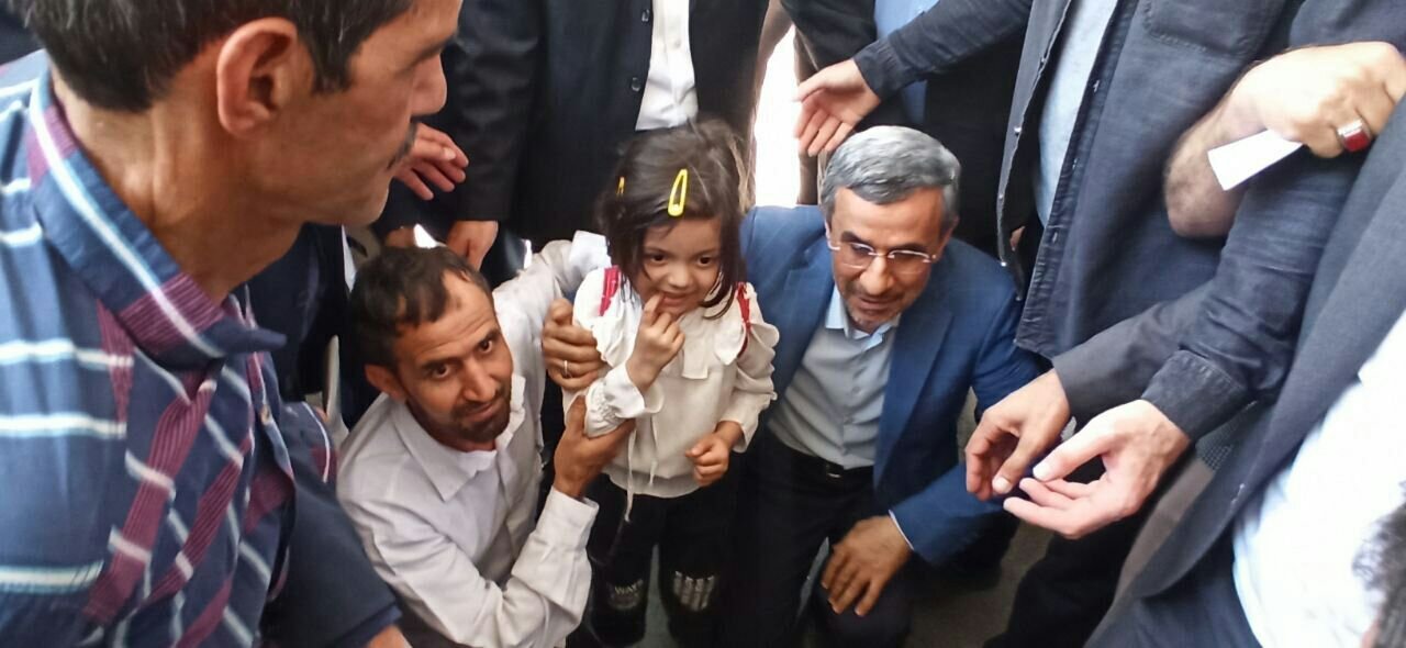تصاویر جدید از محمود احمدی نژاد و جنجال هایش در میدان ۷۲ نارمک