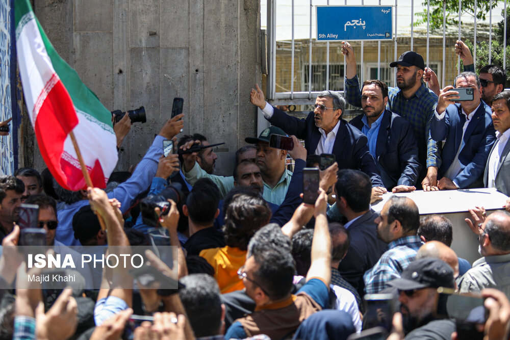 تصاویری از اقدام عجیب احمدی نژاد بیرون از ساختمان وزارت کشور/ حرکتی مانند سال 1400