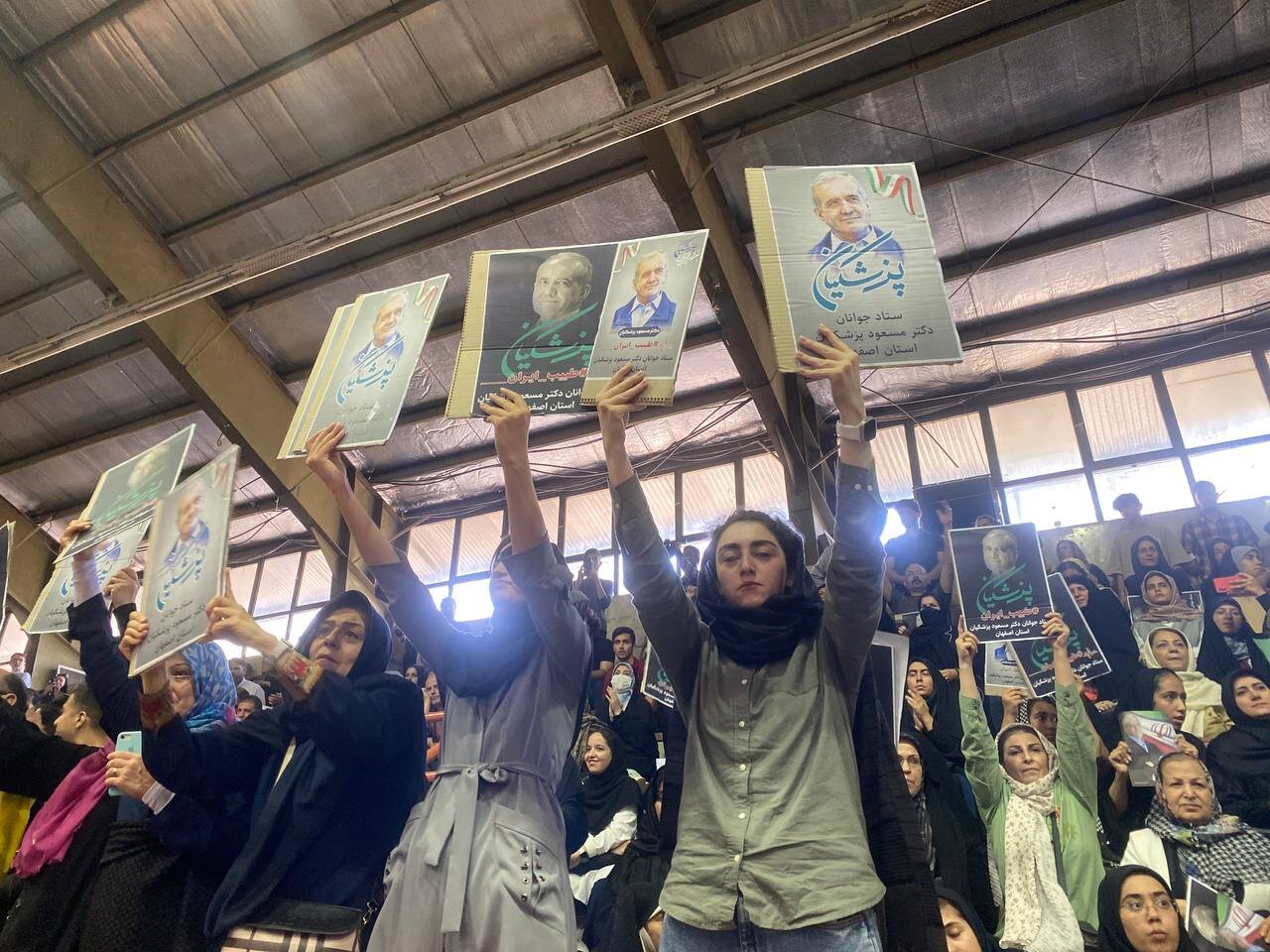 تصاویری از شهید رئیسی و امیرعبداللهیان در میتینگ انتخاباتی مسعود پزشکیان در اصفهان /دختران و زنان آمدند