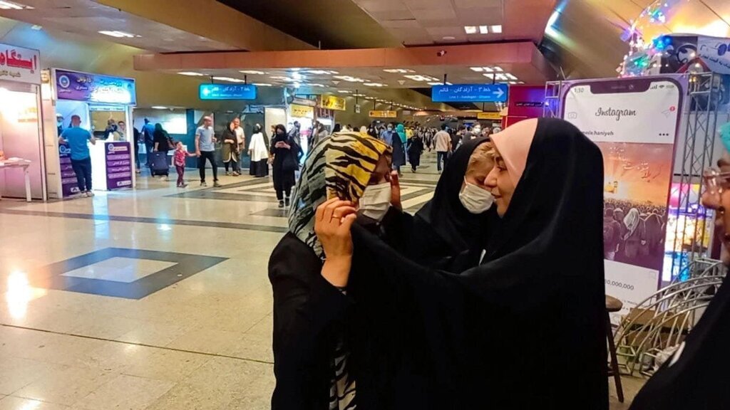 علیرضا زاکانی این تصاویر از حجاب بانان در مترو را حتما ببیند /عصبانیت عجیب آقای کاندیدا