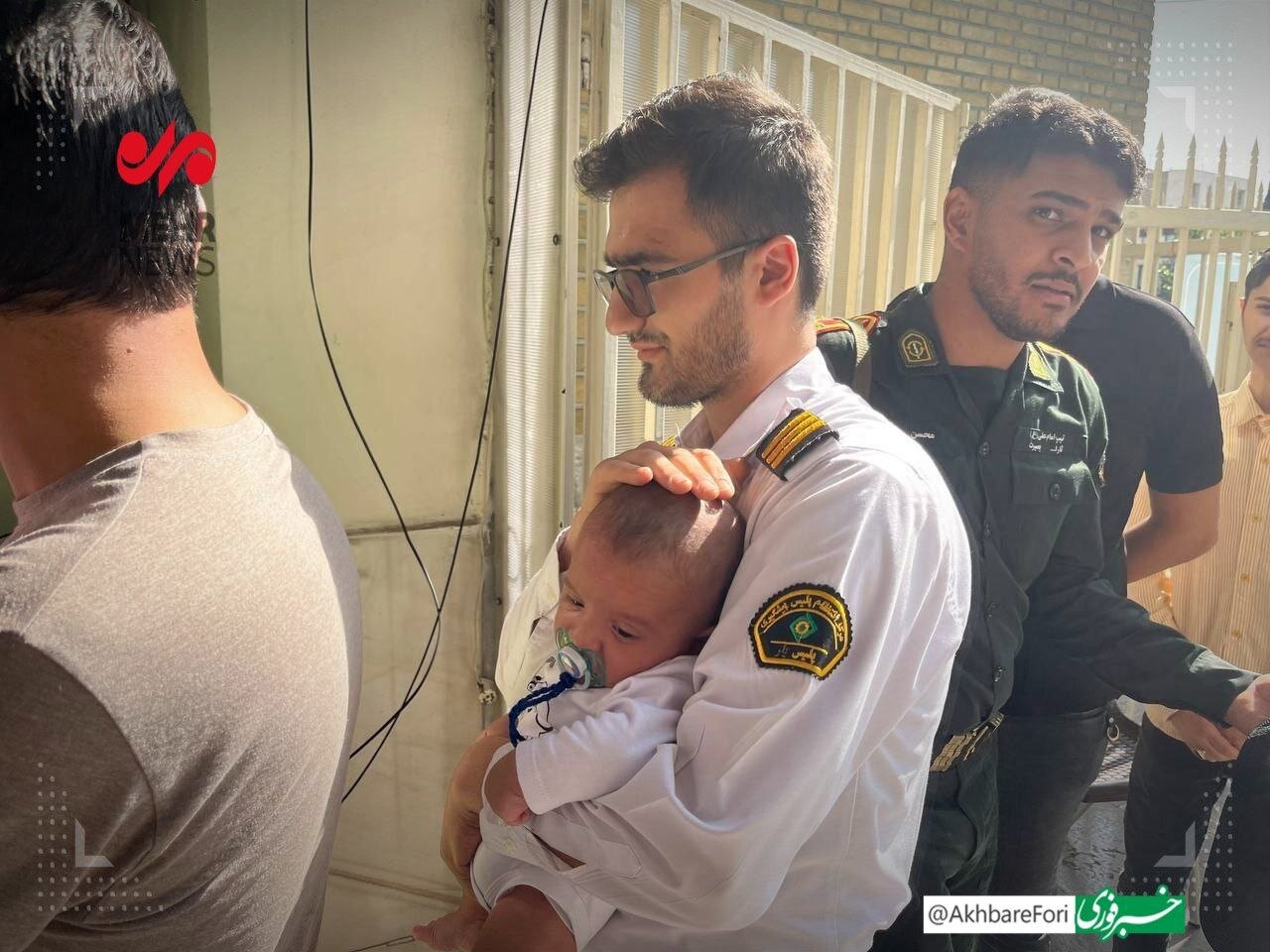این پلیس با فرزند نوزادش رأی داد /رأی دادن در دبی، استانبول و مسکو /حاشیه های انتخابات ریاست جمهوری چهاردهم +تصاویر