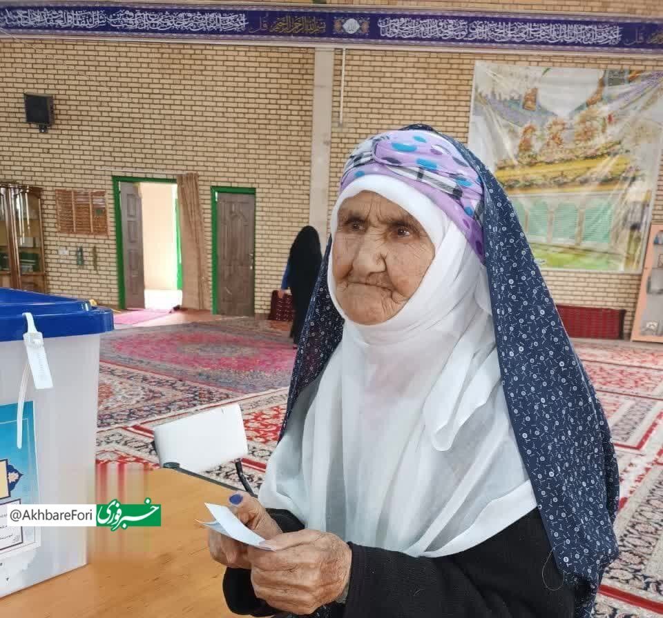 حضور بانوی ۹۶ ساله و رهبران اقلیت های دینی در پای صندوق رأی/ عروس و داماد جدید هم از راه رسیدند /شعاردهی تندروها علیه پزشکیان+عکس