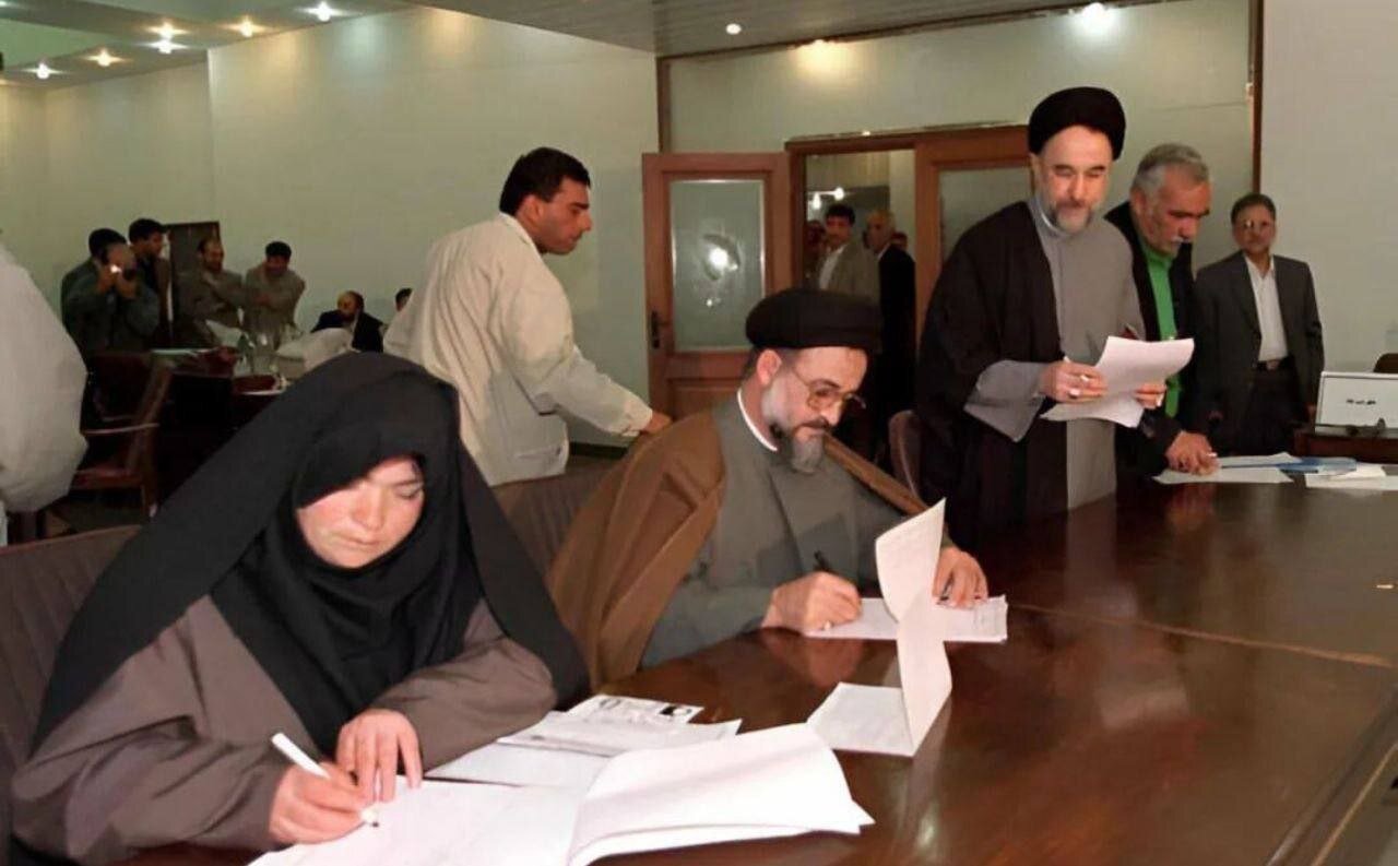 عکس دیده نشده از سید محمد خاتمی در ستاد انتخابات ریاست‌جمهوری