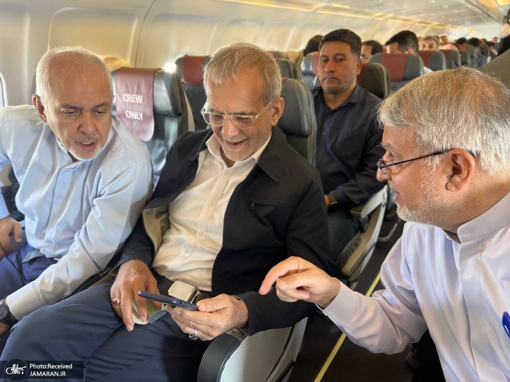 عکسی از پزشکیان و ظریف در هواپیما /آقای کاندیدا به گلستان شهدا رفت