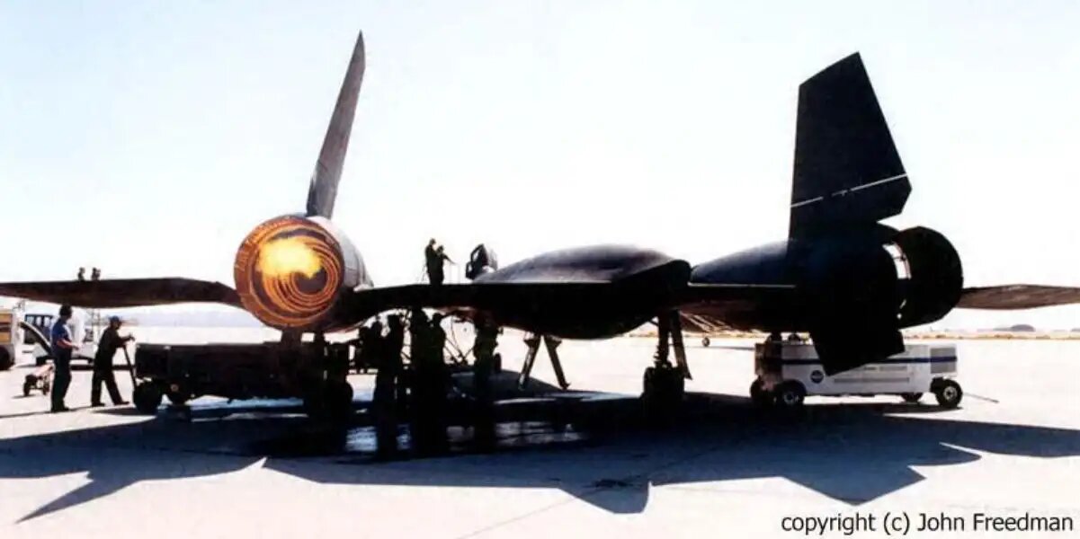 معروف‌ترین هواپیمای جنگ سرد با دو موتور ۸ سیلندر بیوک استارت می‌خورد! /عکس