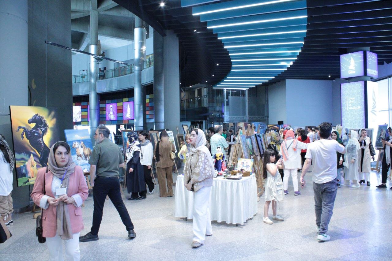 نمایشگاه ملی «ردپای رنگ‌ها» با حضور هنرمند از سراسر کشور برگزار شد