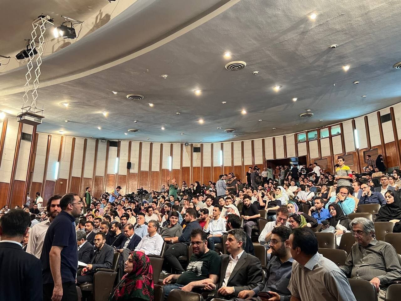 پزشکیان دانشگاه تهران را تکان داد /موج حضور دانشجویان در سالن سخنرانی +عکس