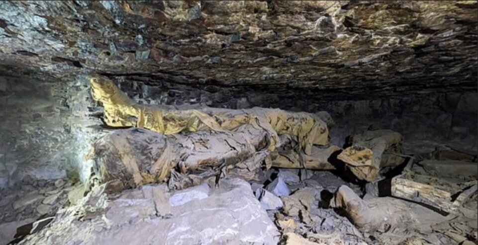 کشف «شهر مخفی مردگان» با ۳۰۰ مقبره باشکوه و گنجینه‌های ۴۵۰۰ ساله / عکس